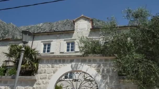 Hôtel Elite dans les montagnes du Monténégro. Ancienne construction en pierre — Video