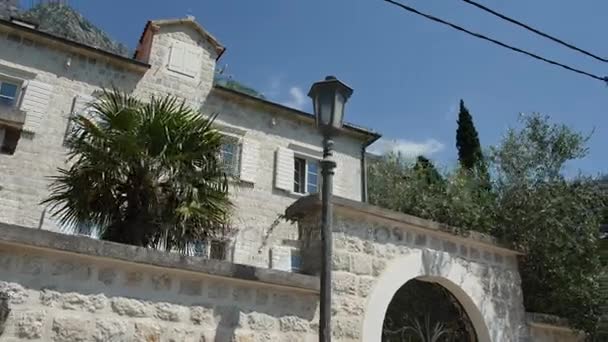 Elite hotel nas montanhas de Montenegro. Edifício de pedra antiga — Vídeo de Stock