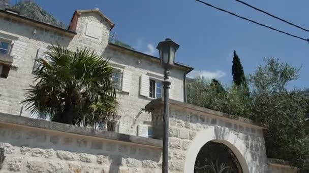 Hotel Elite en las montañas de Montenegro. Construcción de piedra antigua — Vídeos de Stock