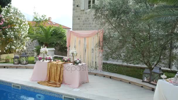 Un tavolo al banchetto di nozze vicino alla piscina. Decorazione di nozze — Video Stock