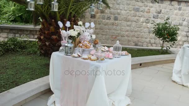 結婚式でお菓子バーのテーブル — ストック動画