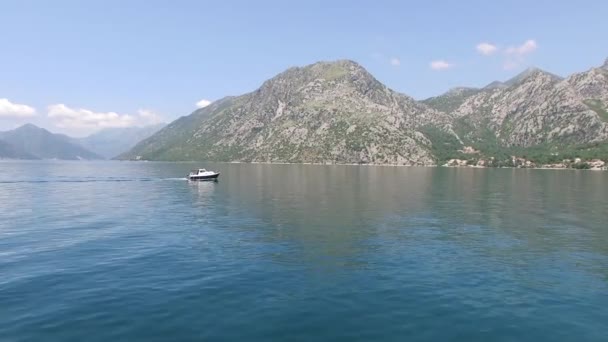 Barco en la bahía de Kotor. Montenegro, el agua del Adriático — Vídeos de Stock
