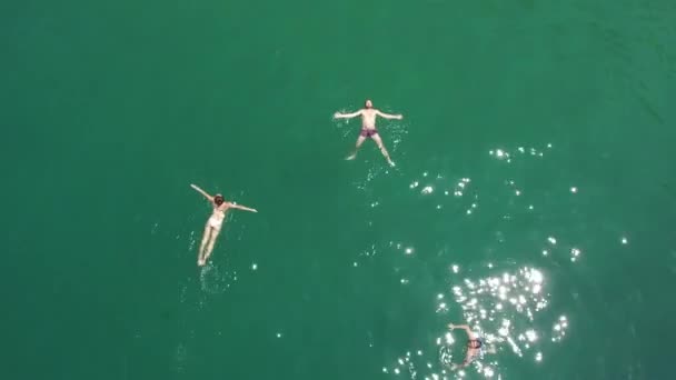 人们沐浴在海中。顶视图，无人机航拍照片. — 图库视频影像