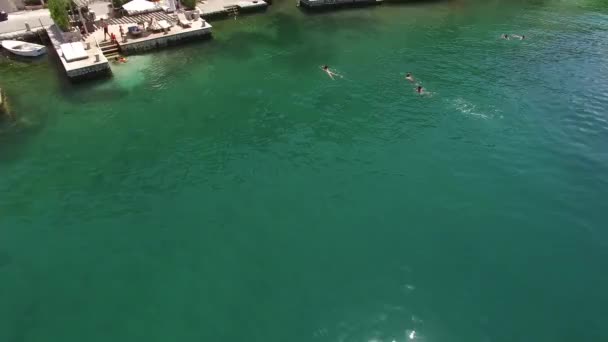 Mensen Baden in de zee. Bovenaanzicht, luchtfoto drone. — Stockvideo