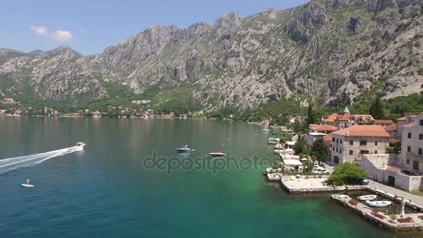 Βάρκα στον κόλπο του Κότορ. Μαυροβούνιο, το νερό της Αδριατικής — Αρχείο Βίντεο