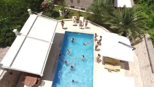 Estancia en la piscina del hotel. El día de fiesta en la piscina. Peo. — Vídeo de stock