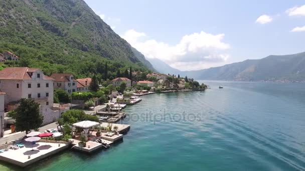 La villa se encuentra en el pueblo de Ljuta. Montenegro, Kotor Bay, Adr. — Vídeo de stock