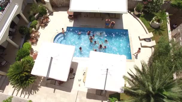 Stare in piscina in hotel. Il giorno della festa in piscina. Peo. — Video Stock