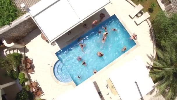 Ontmoetingsplaats in het zwembad bij het hotel. De partij-dag in het zwembad. PEO — Stockvideo