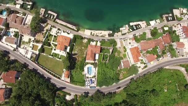 Villa con piscina en el pueblo de Ljuta. Montenegro, Bahía de Koto — Vídeo de stock