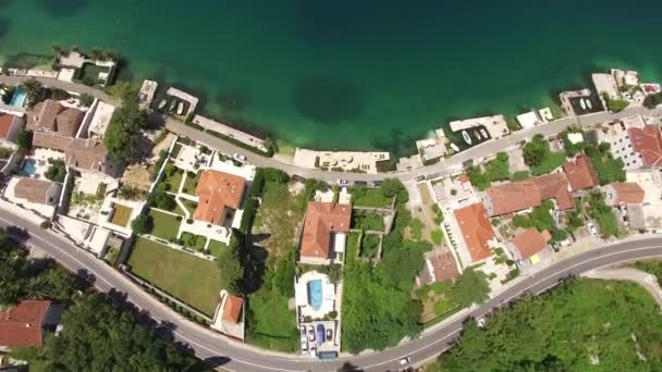 Villa con piscina en el pueblo de Ljuta. Montenegro, Bahía de Koto — Vídeo de stock