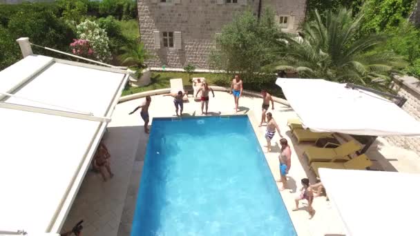 Sortir dans la piscine de l'hôtel. La fête dans la piscine. Chou ! — Video