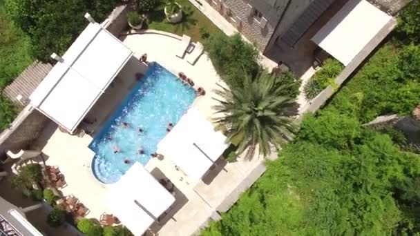 Sortir dans la piscine de l'hôtel. La fête dans la piscine. Chou ! — Video