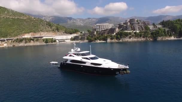 Yate en el mar, avión no tripulado fotografía aérea, Budva, cerca de Dukley G — Vídeo de stock