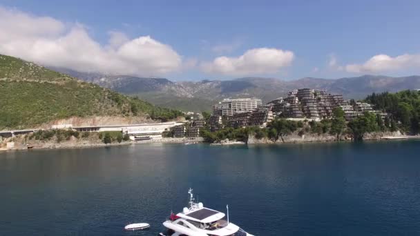 Jachtverhuur in de zee, luchtfotografie drone, Budva, in de buurt van Dukley G — Stockvideo