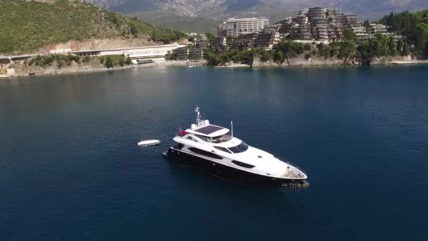 Yacht in mare, drone fotografia aerea, Budva, vicino Dukley G — Video Stock