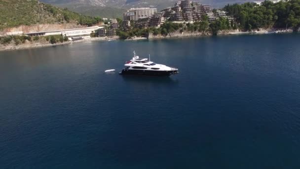 Yacht i havet, flygfotografering drone, Budva, nära Dukley G — Stockvideo