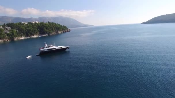 Deniz, hava fotoğrafçılığı dron, Budva yakınındaki Dukley G yat — Stok video