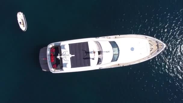 Jacht a tengeren, légi fotózás drone, Budva, közelében Dukley G — Stock videók