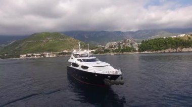 Deniz, hava fotoğrafçılığı dron, Budva yakınındaki Dukley G yat