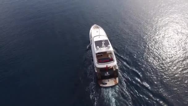 Yacht in mare, drone fotografia aerea, Budva, vicino Dukley G — Video Stock