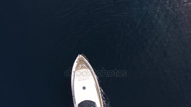Яхта в море, беспилотник аэрофотосъемки, Будва, рядом с Dukley G — стоковое видео