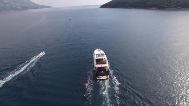 Yacht in mare, drone fotografia aerea, Budva, vicino Dukley G — Video Stock