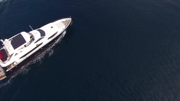 Yate en el mar, avión no tripulado fotografía aérea, Budva, cerca de Dukley G — Vídeo de stock