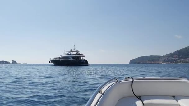 Yacht in mare, drone fotografia aerea, Budva, vicino Dukley G — Video Stock