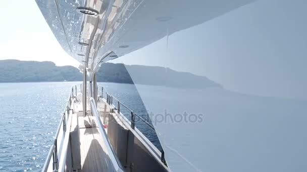デッキは、高価な大きいヨットです。ブドヴァ、モンに停泊するヨット — ストック動画