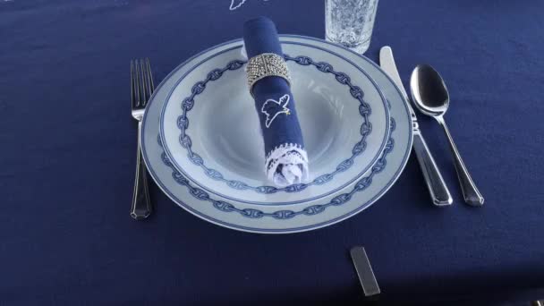 Assiettes bleues dans un restaurant de pêche — Video