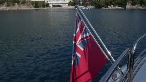 Den brittiska Red Ensign. På en yacht i Adriatiska havet, nära Bud — Stockvideo