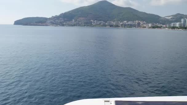 Парень прыгает с яхты, пришвартованной недалеко от Будва, Черногория — стоковое видео