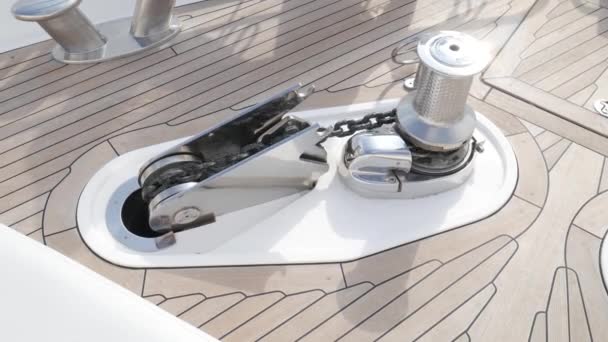 Anchoring system on the yacht. The thick chain lifts the anchor. — Stock Video