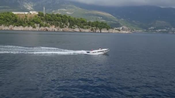 ブドヴァの近くの海でボート。モンテネグロ、Budva リビエラ A — ストック動画