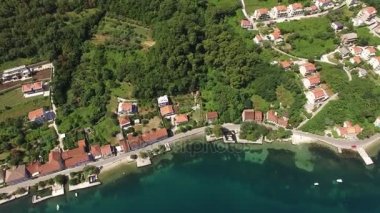 Bir iskele ve Petrovac kasaba kıyı konut evleri ile şehir kumlu plaj. Havadan görünümü