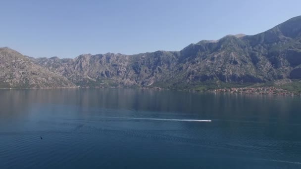 Βάρκα στον κόλπο του Κότορ. Μαυροβούνιο, το νερό της Αδριατικής — Αρχείο Βίντεο