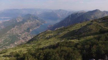 Kotor Körfezi tepelerden. Mount Lovcen için bay göster