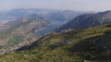 Kotor Körfezi tepelerden. Mount Lovcen için bay göster