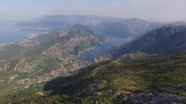 Kotor Körfezi tepelerden. Mount Lovcen için bay göster