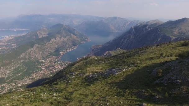 Golful Kotor de pe înălţimi. Vedere de la Muntele Lovcen la golf — Videoclip de stoc