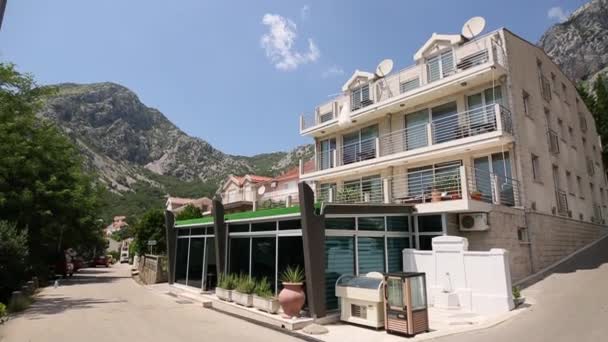 Villa i bergen. Montenegro, Kotorbukten. Skytte från — Stockvideo