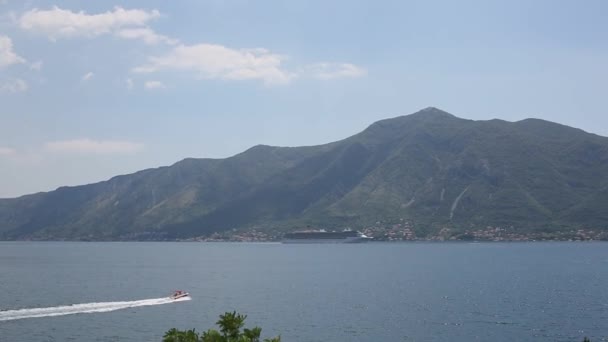 Τεράστια κρουαζιέρα πλοίο στον κόλπο του Κότορ, Μαυροβούνιο. Ένα όμορφο — Αρχείο Βίντεο