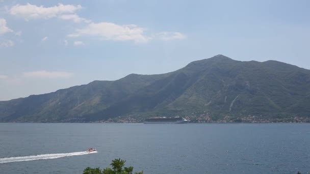 Enorme navio de cruzeiro na Baía de Kotor, no Montenegro. Uma bela — Vídeo de Stock