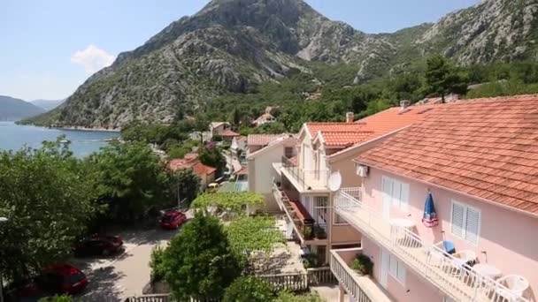 Villa aan zee. Baai van Kotor, Montenegro-Adriatische — Stockvideo