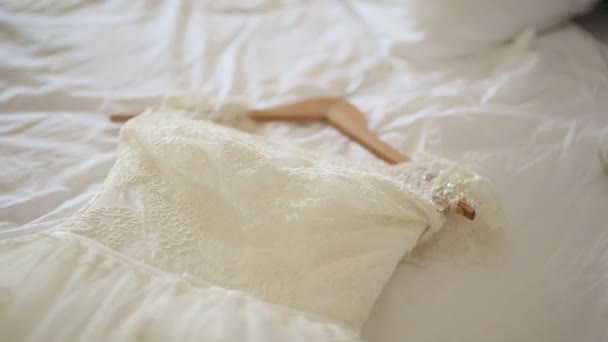 Esküvői ruha a menyasszony az ágyon — Stock videók