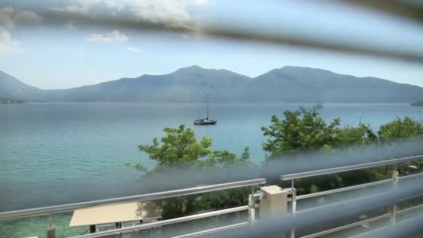 Yates, barcos, barcos en la Bahía de Kotor, Mar Adriático, Montenegro — Vídeo de stock