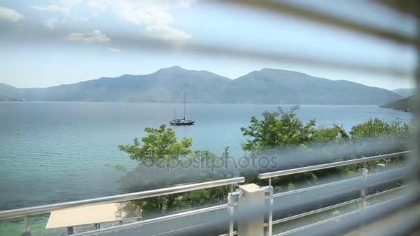 Yates, barcos, barcos en la Bahía de Kotor, Mar Adriático, Montenegro — Vídeo de stock