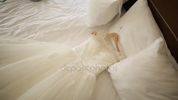 Vestido de noiva A noiva está na cama — Vídeo de Stock