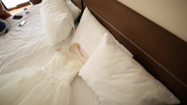 Vestido de novia La novia está en la cama — Vídeos de Stock